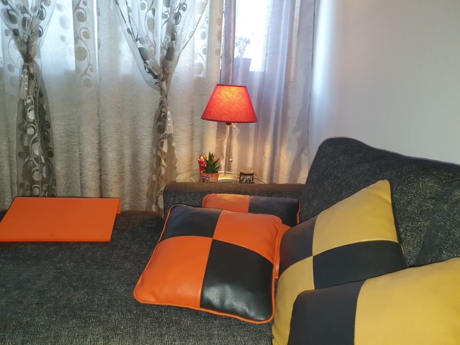 4 almofadas em pele sintética como novas.vendo as 4 ou 2.