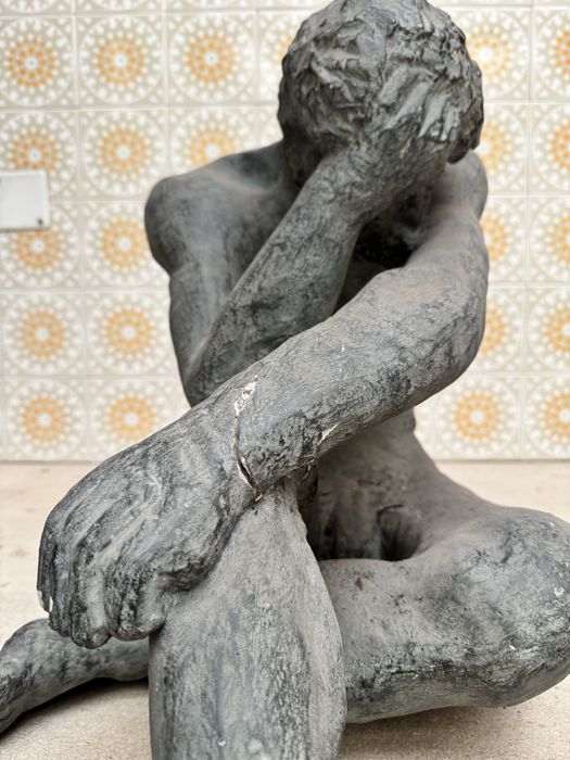 Escultura estátua  homem pensativo decorativa grande figura sentada estilo artístico