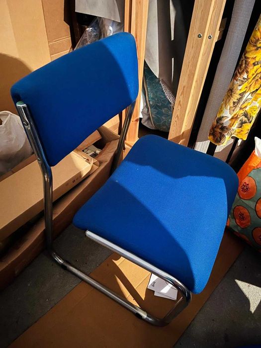 Vendo duas cadeiras azuis de escritório em bom estado.