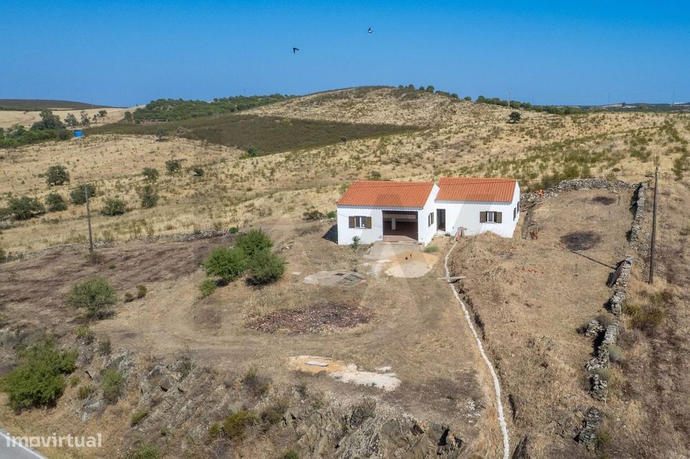 Refúgio Único:1.685m2  área total e construção com 126m2–A sua "Tela e