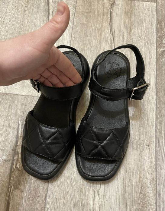 Босоніжки, вдягала 2 рази Шкіра!!