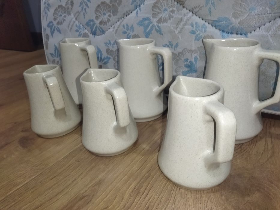 Jarras de barro usadas poucas vezes.