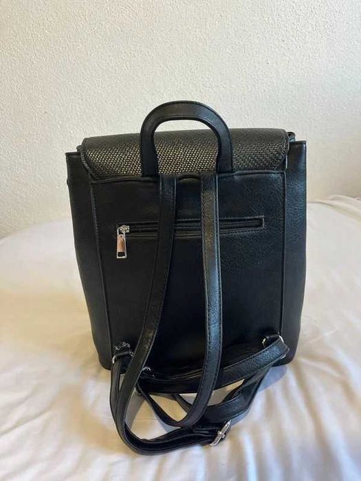 Mochila preta com detalhes prateados