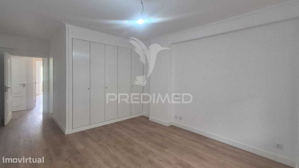 Apartamento T3 totalmente remodelado, situado na prestigiada Estrad...