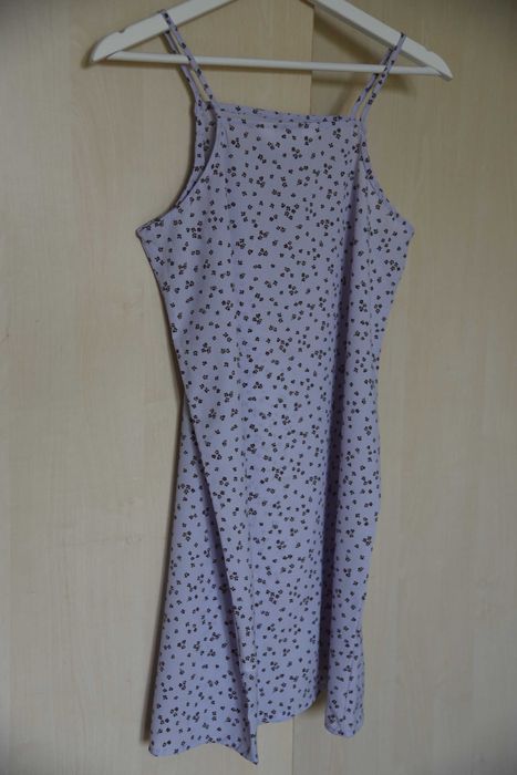 Sukienka fioletowa w kwiaty H&M
