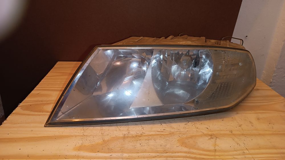Vendo farol esquerdo de scoda Octavia ano 2004/08