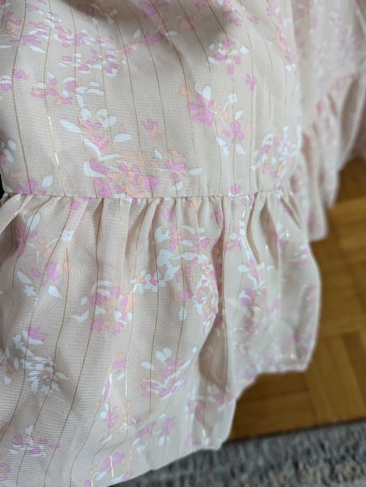 Kremowa sukienka Reserved z falbanką