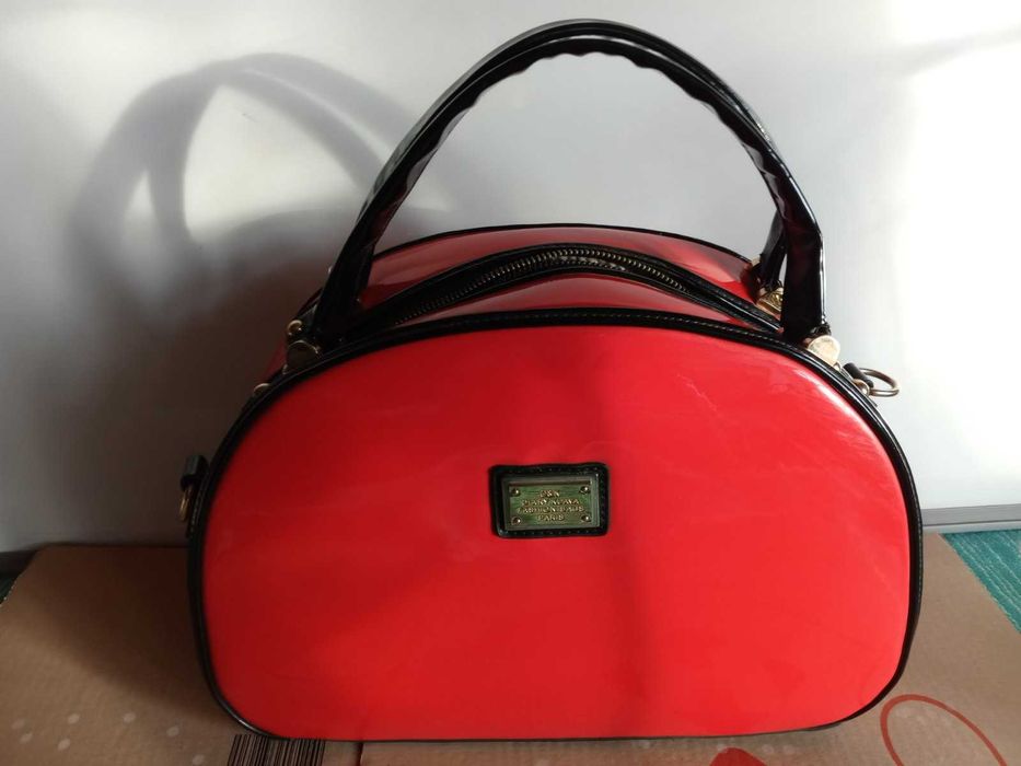 Красная лакированная женская сумка!