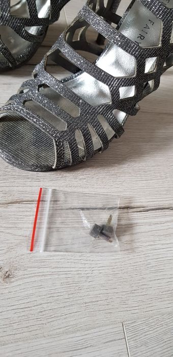 Srebrne sandałki na szpilce rozmiar 39