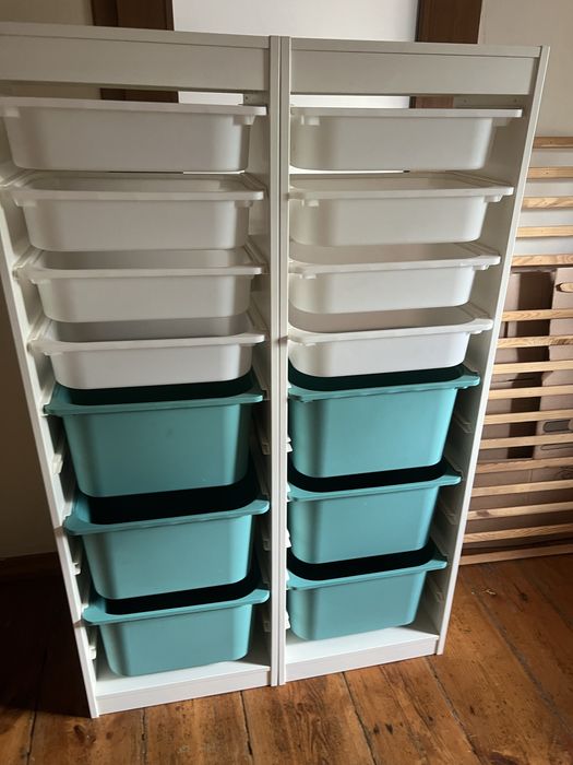 Regał IKEA TROFAST z pojemnikami