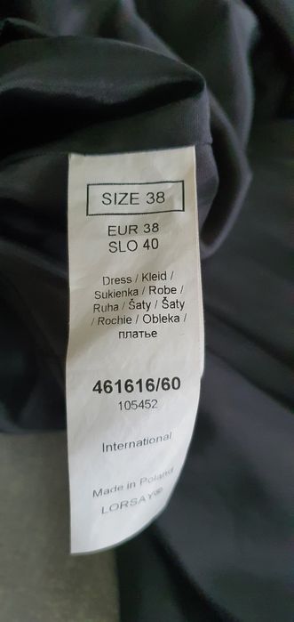 Czarna sukienka rozkloszowana