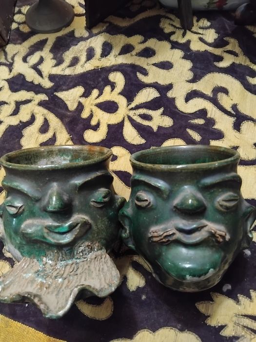 Par de canecas figuras  antropomorficas em cerâmica  vidrada