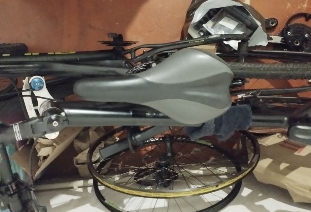 Велосипедне сідло Cannondale амортизаційна вилка Rock Shox Dart