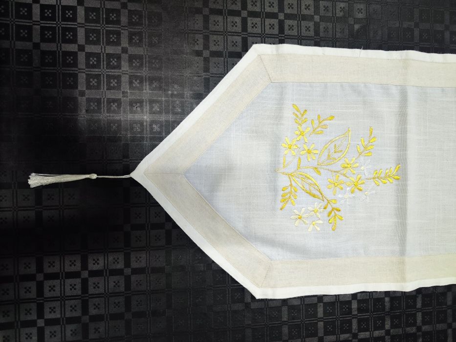 Pano em linho bordado à máquina