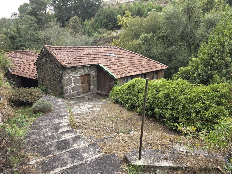 Quintinha com casa com 4 quartos e terreno amplo junto ao rio