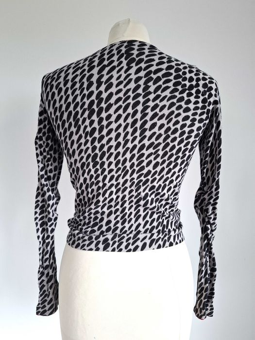 Sweter Solar S – stylowy i wygodny, szaro-czarny wzór