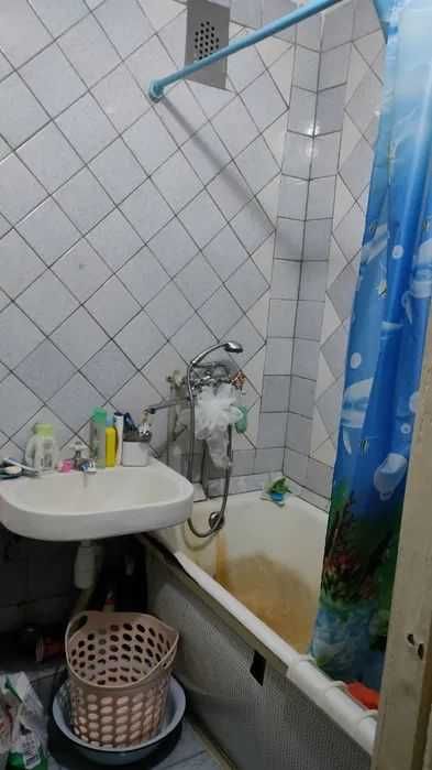 Однокімнатна квартира в цегляному будинку.