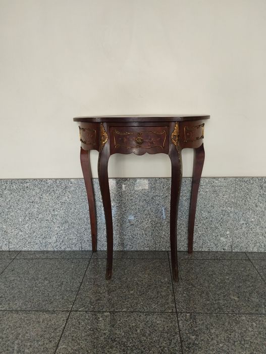 Mesa meia lua penso ser em pau santo