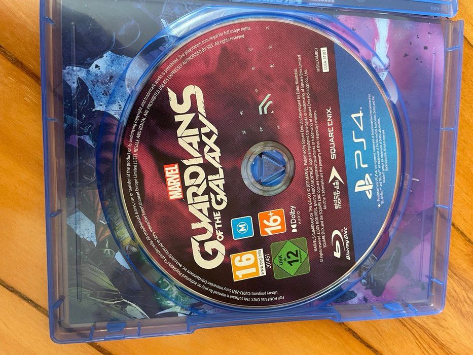 ps4 com 2 comandares e 3 jogos