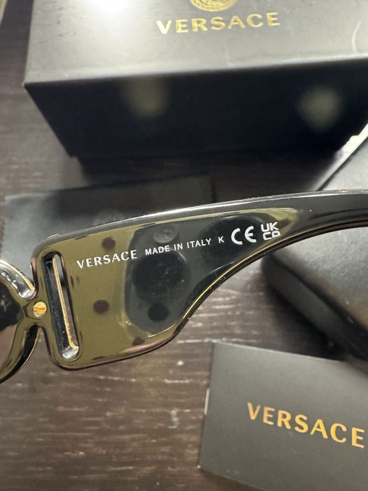 Oculos Versace dourados e preto