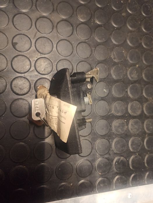 Witam sprzedam kompletny zamek pokrywy klapy silnika Fiat 126p Maluch