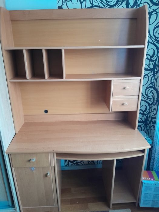 Комп'ютерний стіл