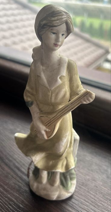 Figurka porcelanowa dziewczynki z gitarą