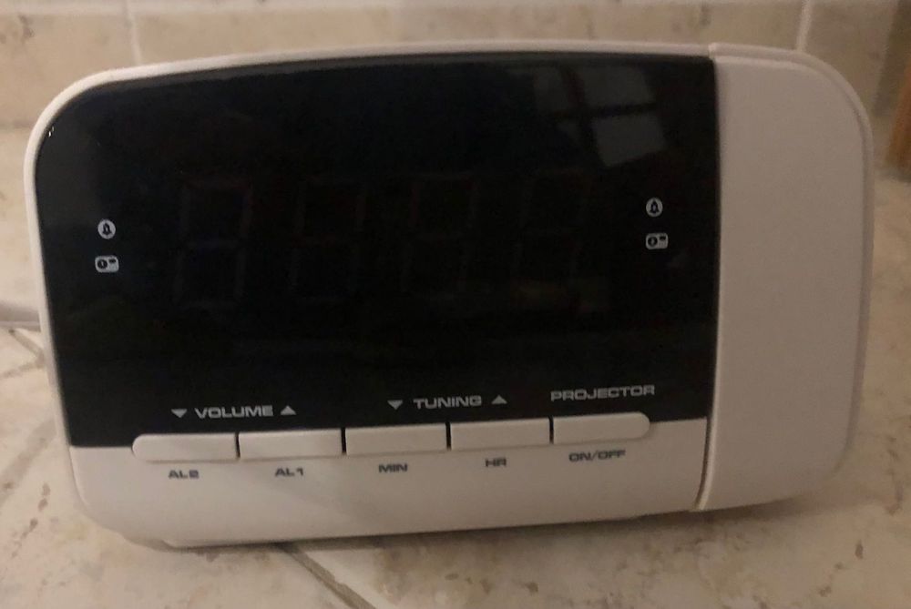 Rádio despertador com projeção da hora