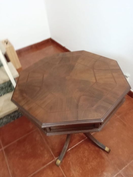 Round table with drawers64584982792194121