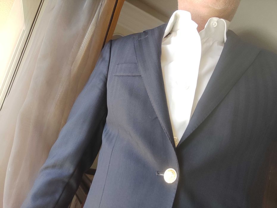 Blazer espinhado azul escuro botões dourados forro vermelho. Oficina Mustra. Luxo