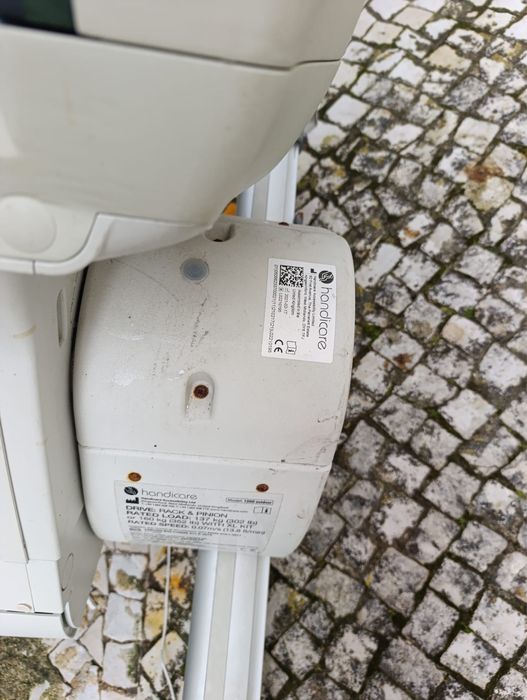 Cadeira Handicare elevador. Bom estado, mas a necessitar de reparação