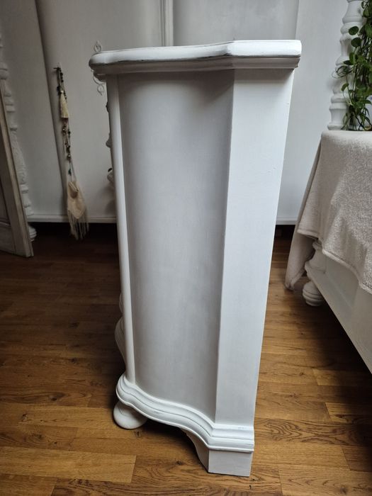 Stylizowana szafka nocna w stylu shabby chic