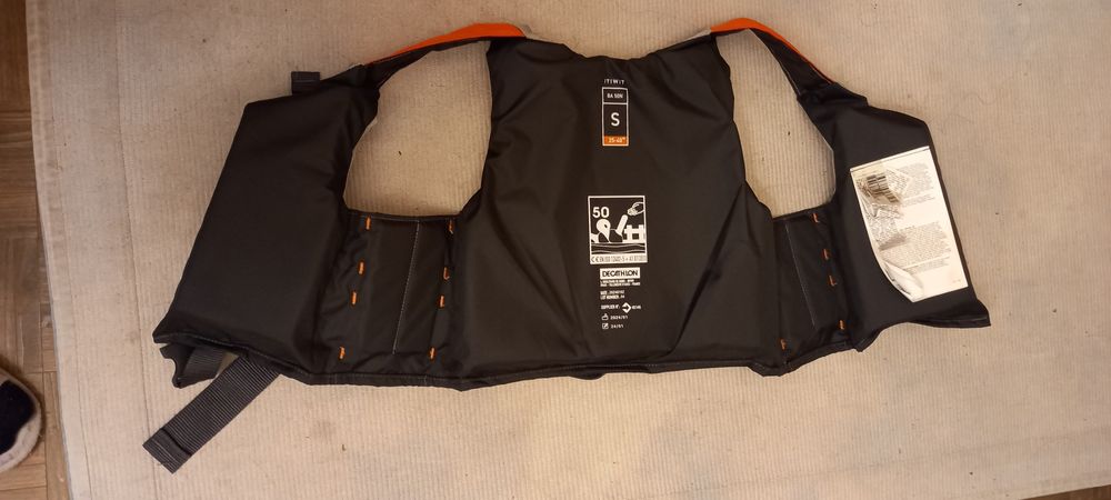 Colete de ajuda à flutuação.