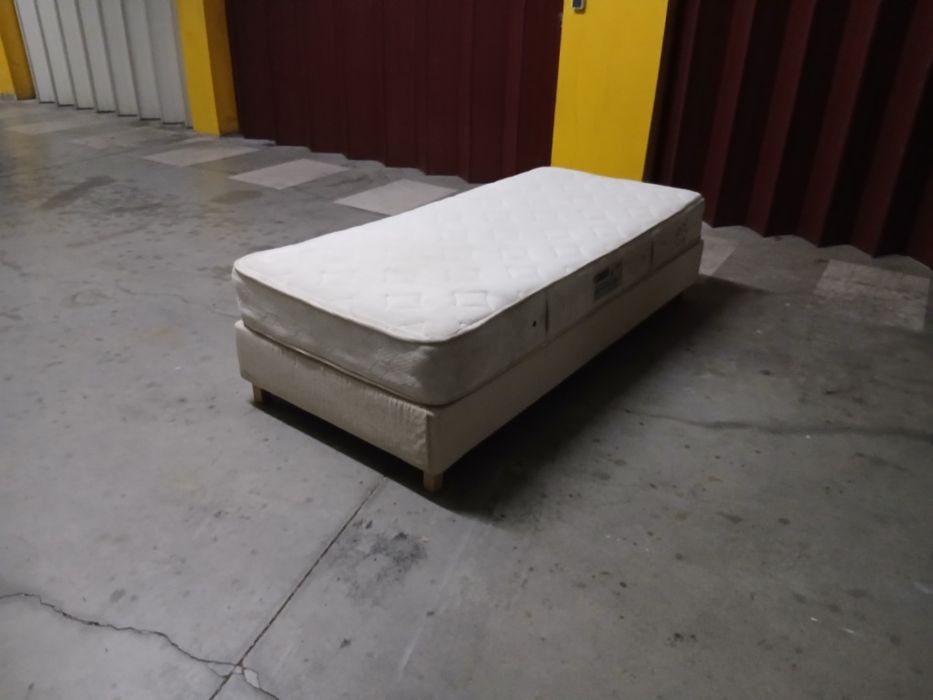 Cama estrado solteiro Ikea com colchão