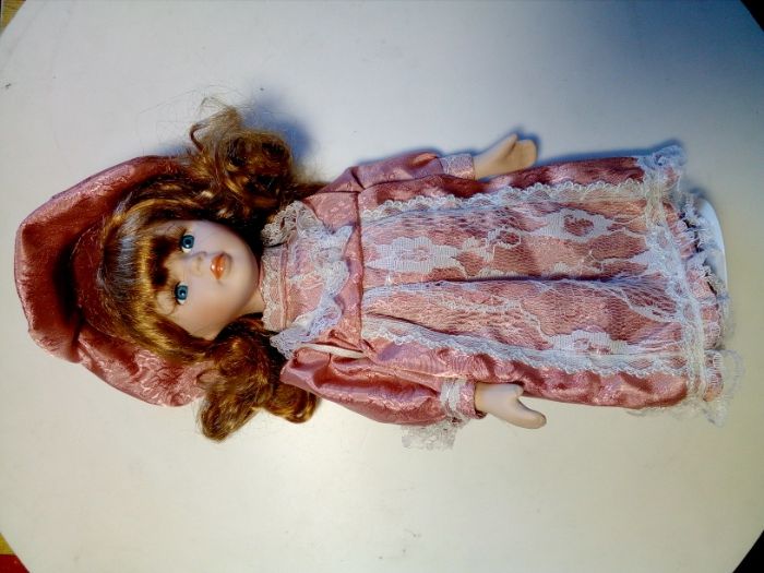 Boneca de porcelana nova em caixa