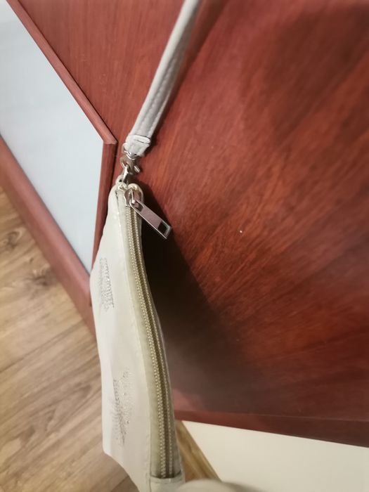 Szara kopertówka skrzydła cyrkonie.