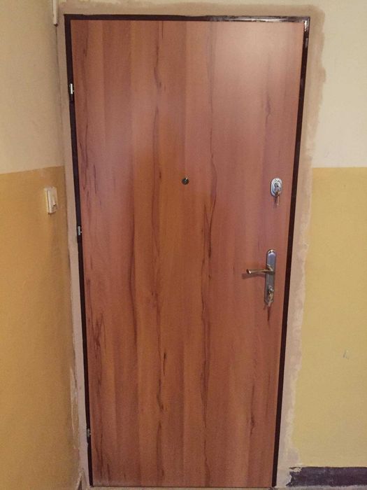 Drzwi z montażem ZEWNĘTRZNE - wejściowe do mieszkania w bloku