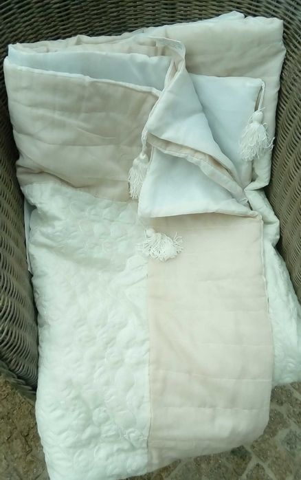 Colcha em seda com pompons.426078011047301121