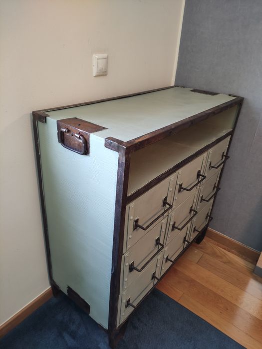 Móvel vintage pintado á mão