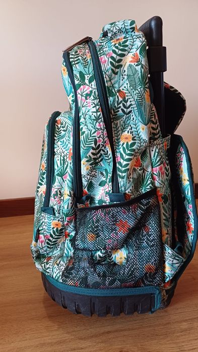 Mochila escolar com rodinhas e alça retrátil
Possui vários compartime