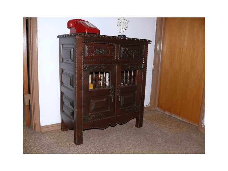 Móvel de entrada tipo estante, medicamentos ou sapateira, em madeira.