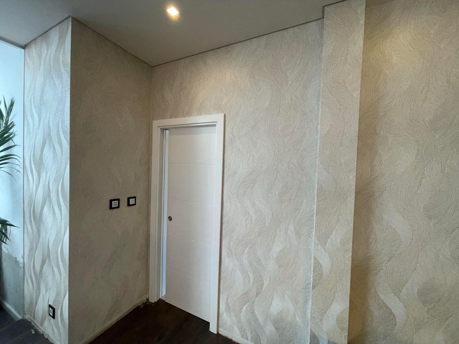 Aplicação de papel de parede e bricolage