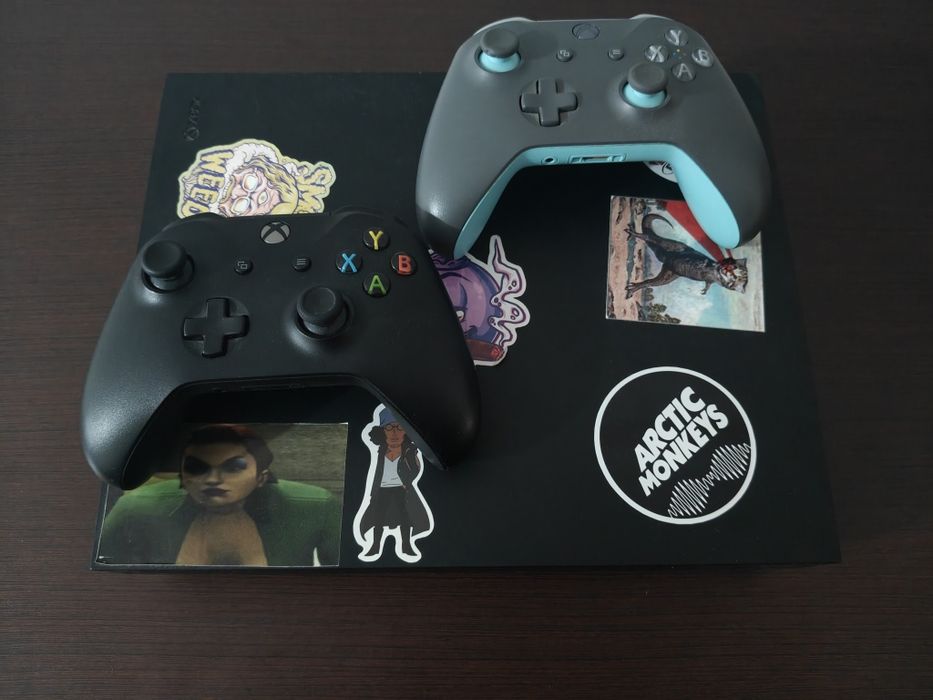 Xbox one x 1 tb+2 джойстика