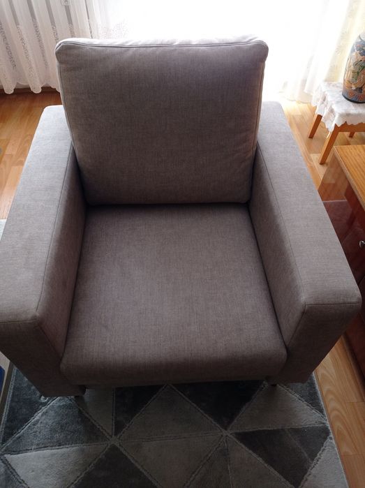 Fotel z podnóżkiem.