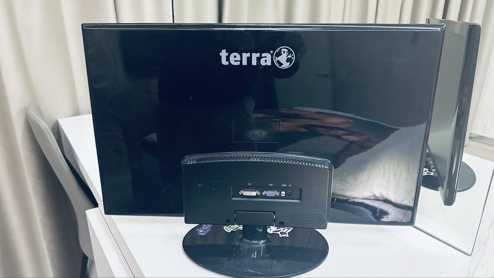 монітор Terra та Dell (офісна серія),  22 дюйми, формат 16:10