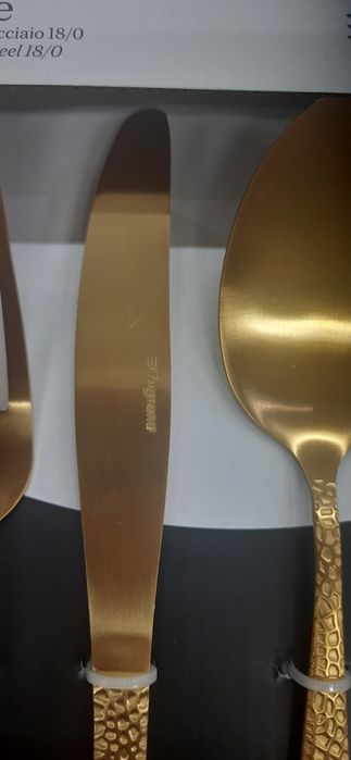 Красивый фирменный набор столовых предметов