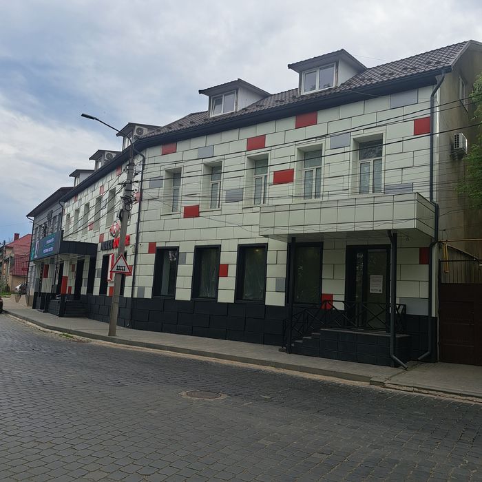 Здається фасадне приміщення від власника