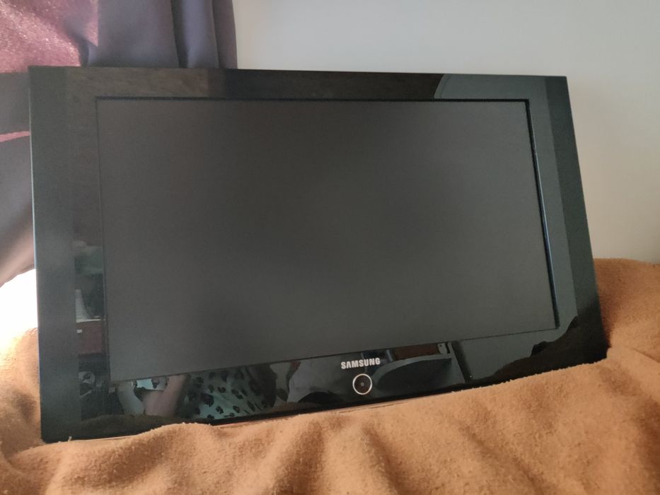 Samsung 32” LCD TV com suporte de parede – Excelente estado
