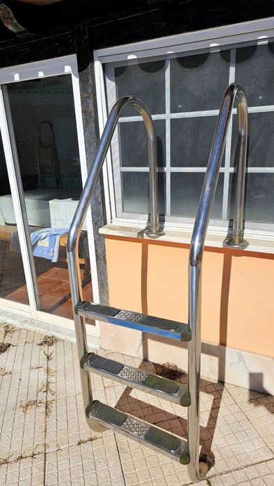 Vendo escada praticamente nova para piscina