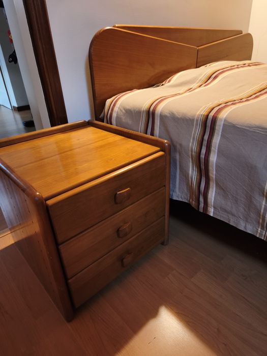 Conjunto de Quarto Casal - Cama, 2 Mesinhas e Espelho - Marca CERNE